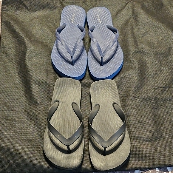 Old Navy Shoes - Bundle 2 Pair Old Navy Blue and Black Flip Flops Size 6/7